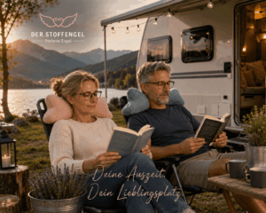 Paar entspannt vor dem Camper mit einem Leseknochen als bequemes Reisekissen im Nacken.