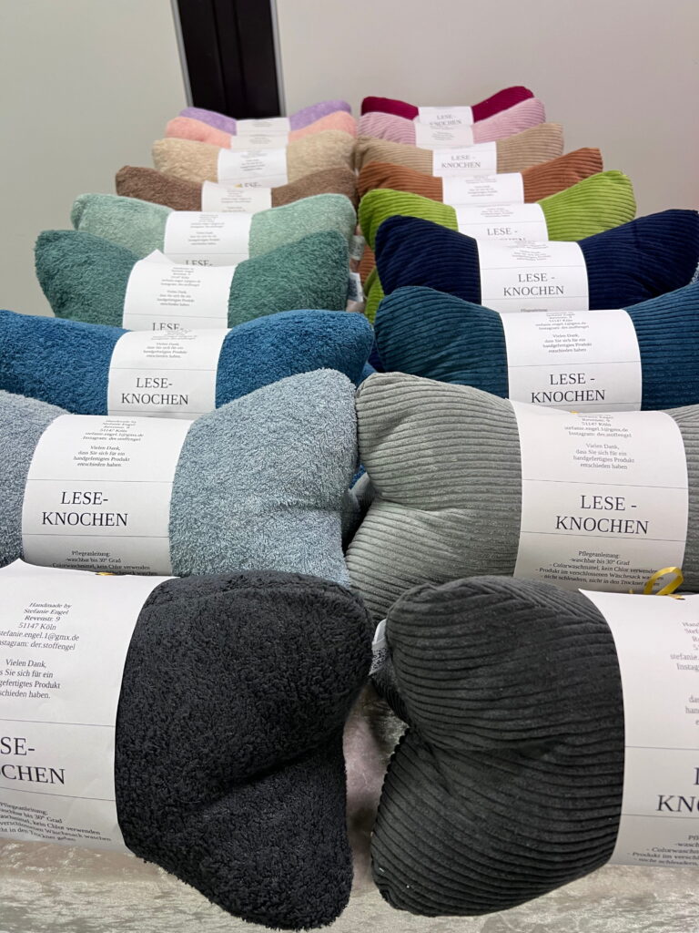 Was ist ein Leseknochen? Lesekissen in verschiedenen Farben