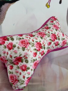 Handgemachter Leseknochen als -Geschenkidee mit Blumenmuster