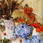 Blau-weiß gemusterte Samtkürbisse aus Pannesamt als herbstliche Dekoration