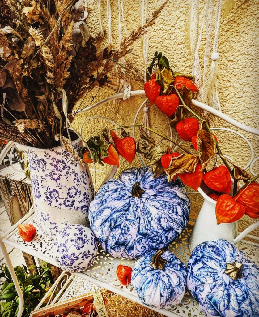 Blau-weiß gemusterte Samtkürbisse aus Pannesamt als herbstliche Dekoration