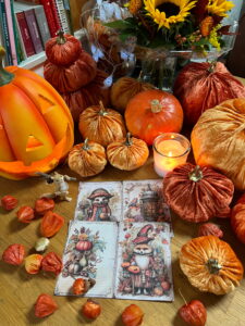 Handgemachte Samtkürbisse in warmen Herbstfarben mit goldenen Kürbisstielen