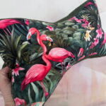 Leseknochen aus gemustertem Stoff mit Flamingos.
