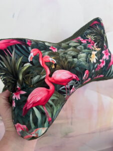 Leseknochen aus gemustertem Stoff mit Flamingos. 