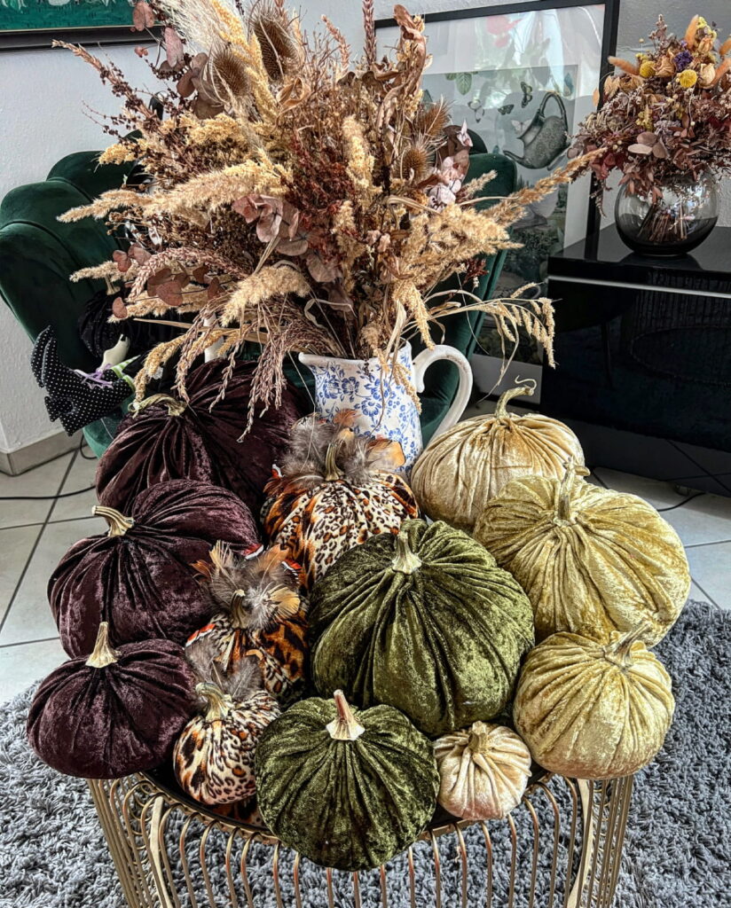 Handgemachte Samtkürbisse aus Pannesamt in verschiedenen Herbstfarben