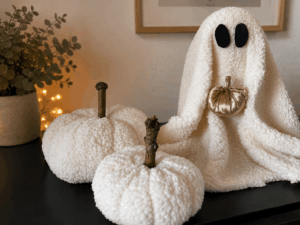 Weiße handgemachte Stoffkürbisse mit Gespenst aus Teddy-Stoff als Halloween-Deko