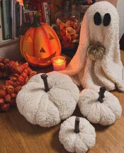 Kürbisse aus Teddystoff als Herbstliche Dekoration