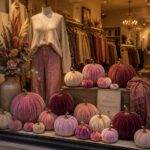 Herbstdeko im Schaufenster einer Boutique mit Samtkürbissen