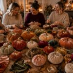Samtkürbisse nähen mit Freundinnen an einem gemütlichen Herbstabend