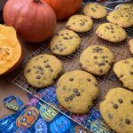 Selbst gebackene Kürbisplätzchen für einen gemütlichen Herbstabend