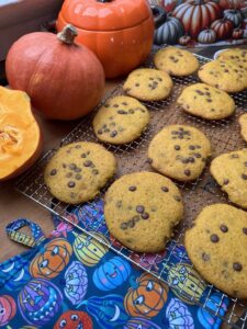 Selbst gebackene Kürbisplätzchen für einen gemütlichen Herbstabend